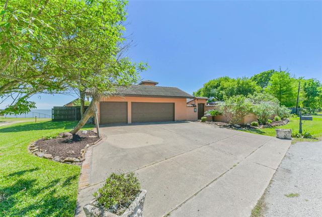 111 Bayridge Road, La Porte, TX 77571