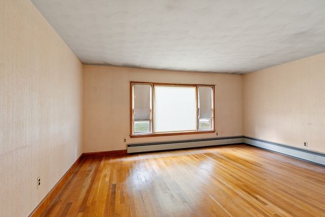 1064 Lakeview Ave, Dracut, MA 01826
