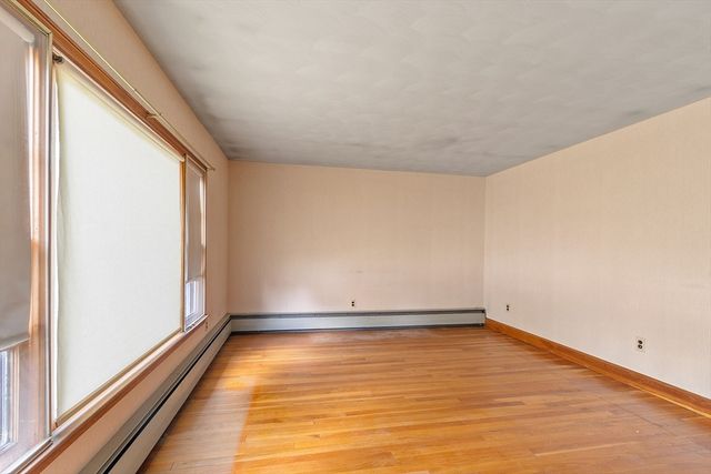 1064 Lakeview Ave, Dracut, MA 01826