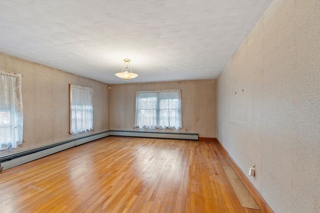 1064 Lakeview Ave, Dracut, MA 01826