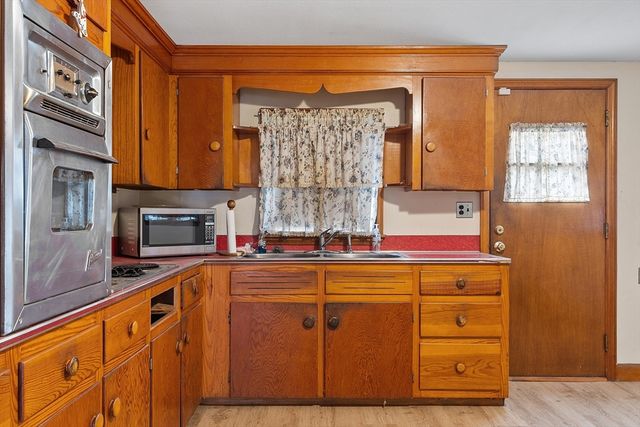 1064 Lakeview Ave, Dracut, MA 01826