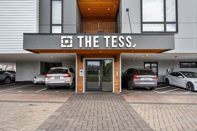 946 Saratoga St 204, Boston, MA 02128