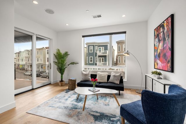 946 Saratoga St 204, Boston, MA 02128