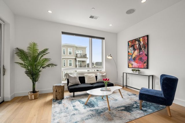 946 Saratoga St 204, Boston, MA 02128