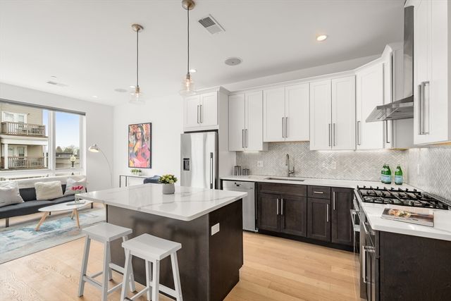 946 Saratoga St 204, Boston, MA 02128