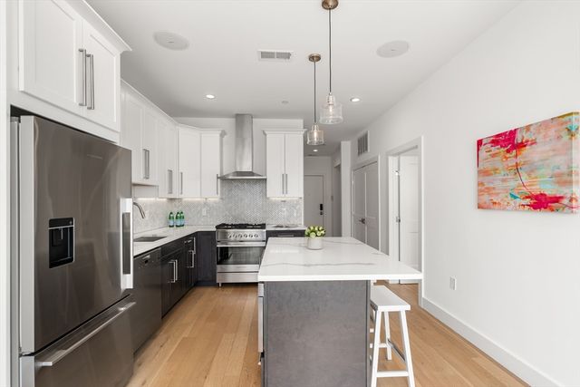 946 Saratoga St 204, Boston, MA 02128