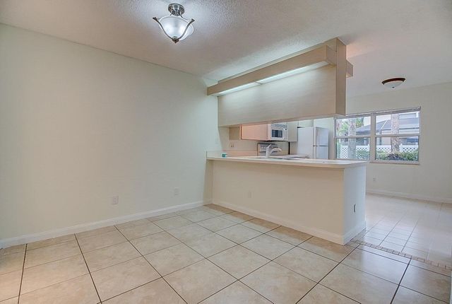 44 Essex Court B, Royal Palm Beach, FL 33411