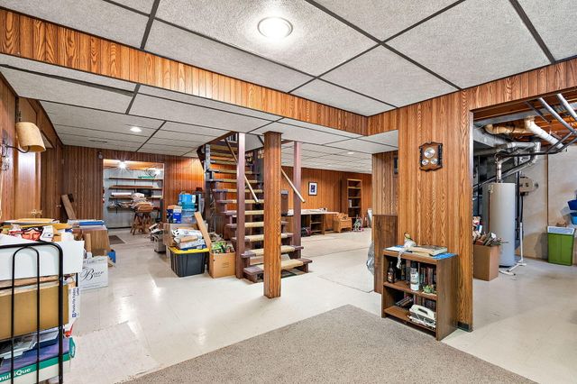 2104 Dunwoody Drive, Valparaiso, IN 46383