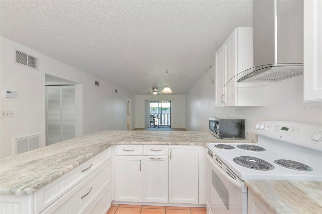 Image 8 of property listing at 6033 34TH STREET W 58, Bradenton, FL 34210