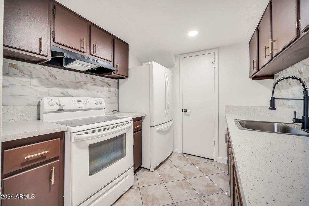 Image 11 of property listing at 3338 W LAS PALMARITAS Drive, Phoenix, AZ 85051