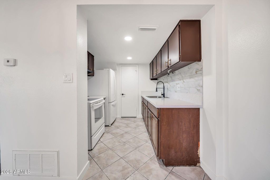 Image 13 of property listing at 3338 W LAS PALMARITAS Drive, Phoenix, AZ 85051