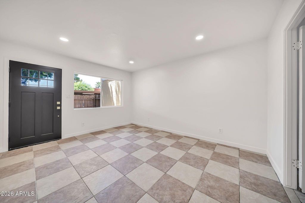 Image 6 of property listing at 3338 W LAS PALMARITAS Drive, Phoenix, AZ 85051