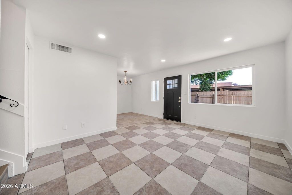 Image 7 of property listing at 3338 W LAS PALMARITAS Drive, Phoenix, AZ 85051