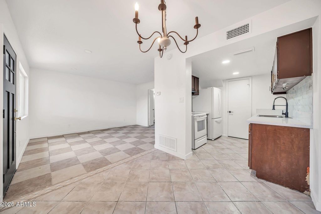 Image 9 of property listing at 3338 W LAS PALMARITAS Drive, Phoenix, AZ 85051