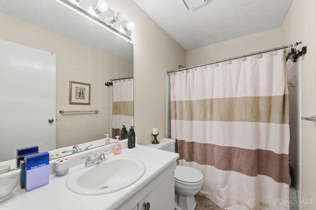 26 Twin Lakes Drive, Fairfield, OH 45014