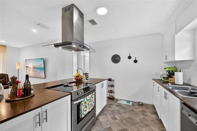 2010 LEE DRIVE, Valrico, FL 33594