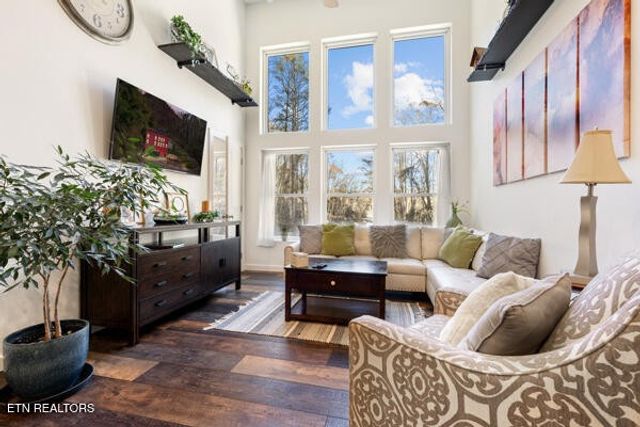 667 Turkey Nest Rd, Gatlinburg, TN 37738