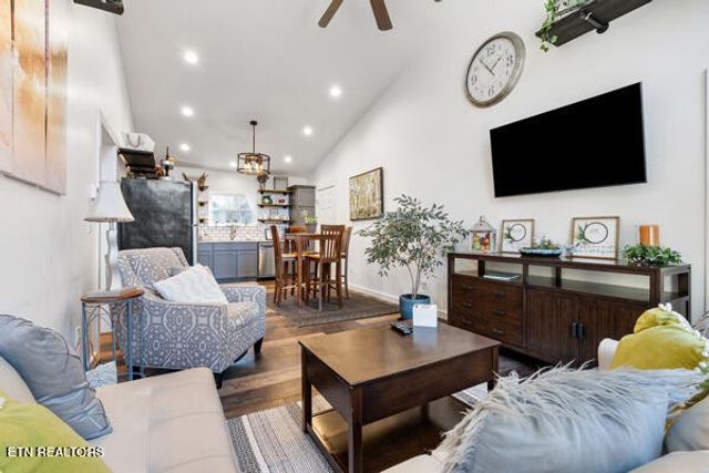 667 Turkey Nest Rd, Gatlinburg, TN 37738