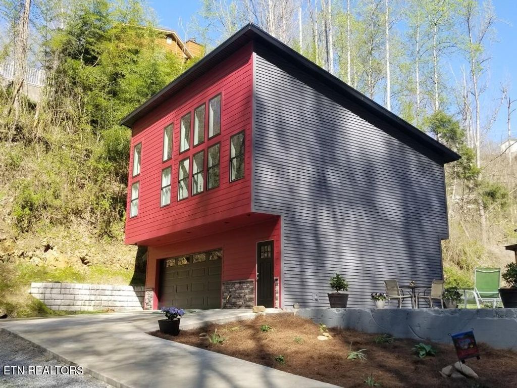 667 Turkey Nest Rd, Gatlinburg, TN 37738