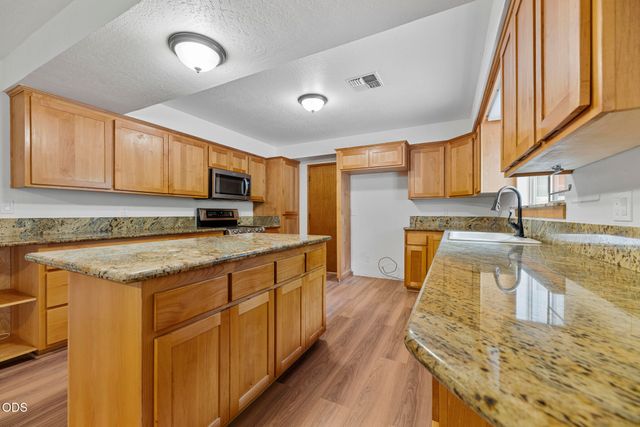 135 Rolling Hills Drive, Grants Pass, OR 97526