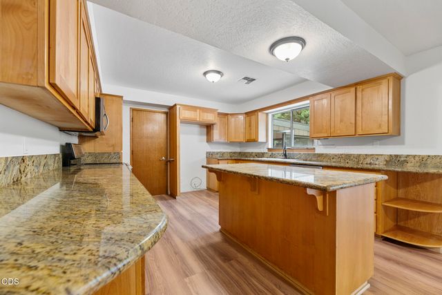 135 Rolling Hills Drive, Grants Pass, OR 97526