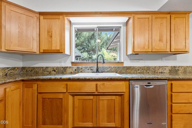 135 Rolling Hills Drive, Grants Pass, OR 97526