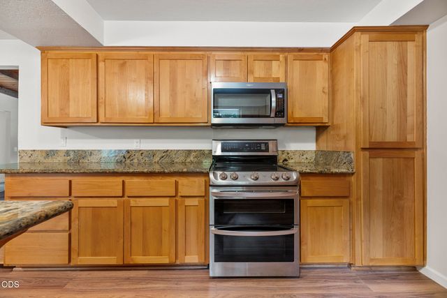 135 Rolling Hills Drive, Grants Pass, OR 97526