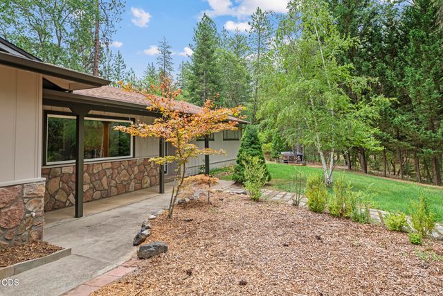 135 Rolling Hills Drive, Grants Pass, OR 97526
