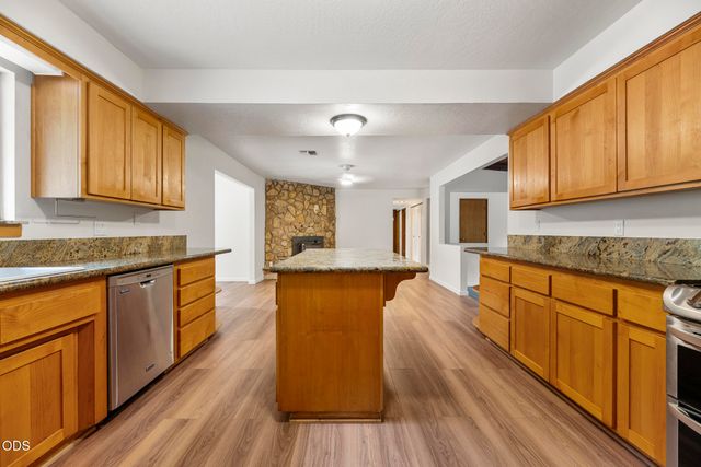 135 Rolling Hills Drive, Grants Pass, OR 97526