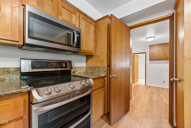 135 Rolling Hills Drive, Grants Pass, OR 97526