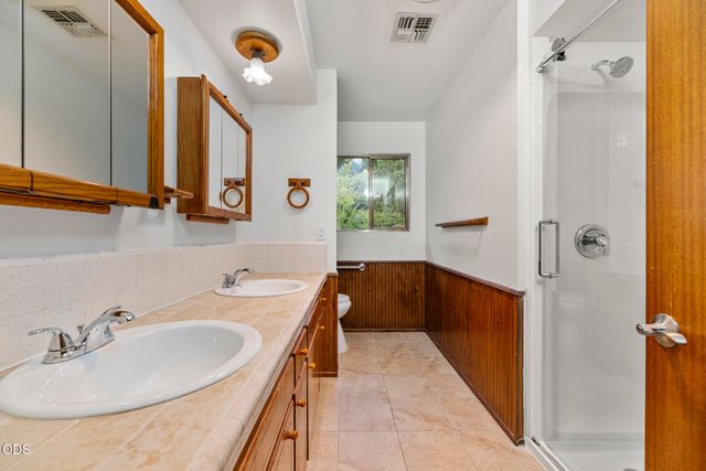 135 Rolling Hills Drive, Grants Pass, OR 97526