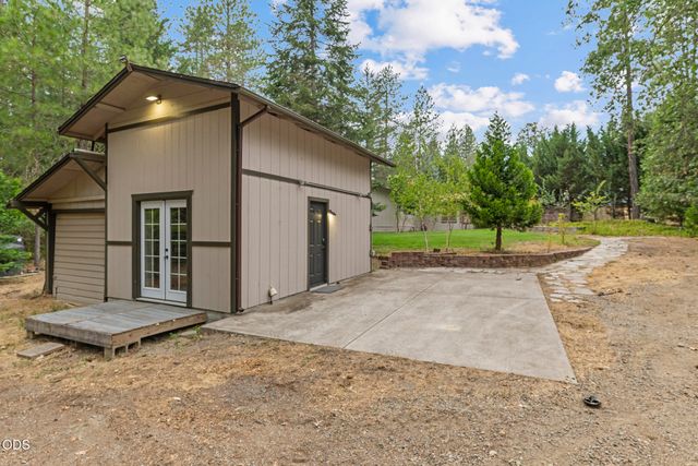 135 Rolling Hills Drive, Grants Pass, OR 97526