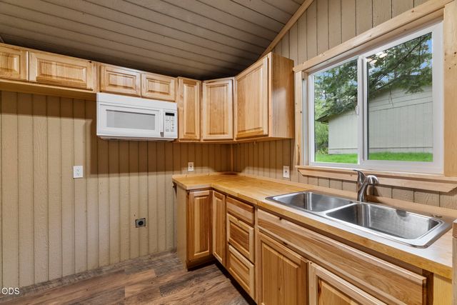 135 Rolling Hills Drive, Grants Pass, OR 97526