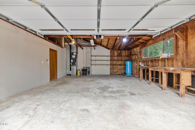 135 Rolling Hills Drive, Grants Pass, OR 97526