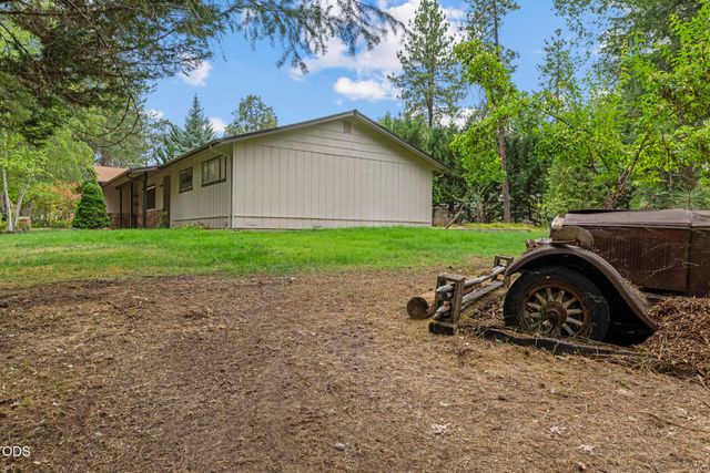 135 Rolling Hills Drive, Grants Pass, OR 97526