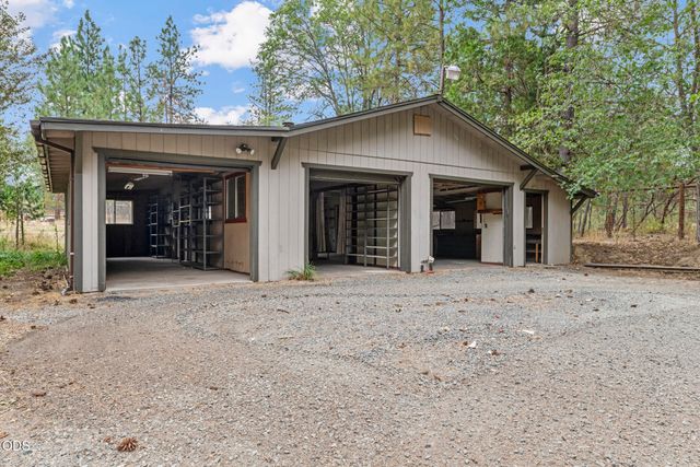 135 Rolling Hills Drive, Grants Pass, OR 97526
