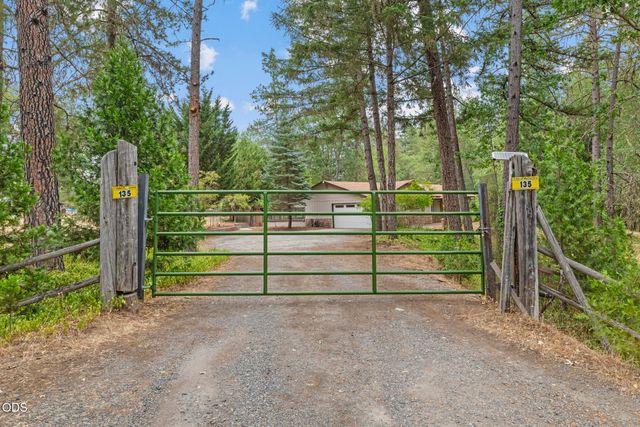 135 Rolling Hills Drive, Grants Pass, OR 97526