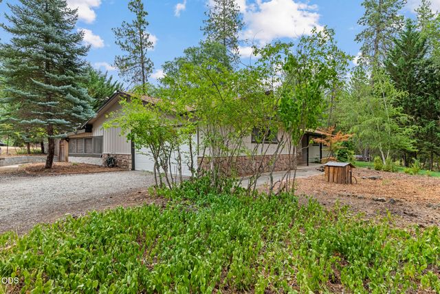 135 Rolling Hills Drive, Grants Pass, OR 97526