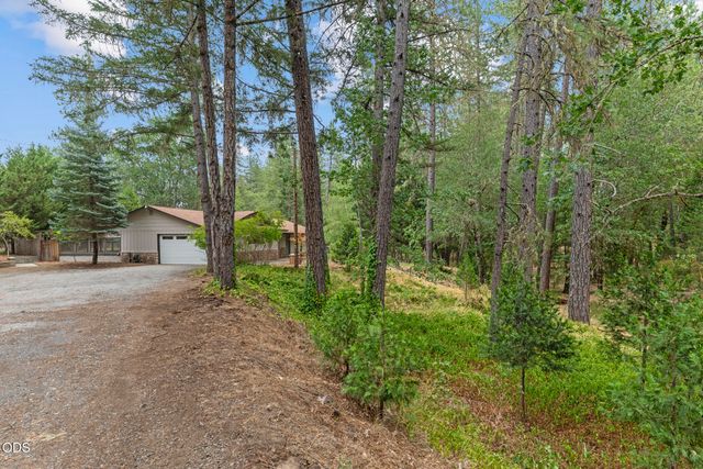 135 Rolling Hills Drive, Grants Pass, OR 97526