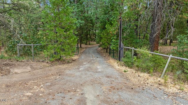 135 Rolling Hills Drive, Grants Pass, OR 97526