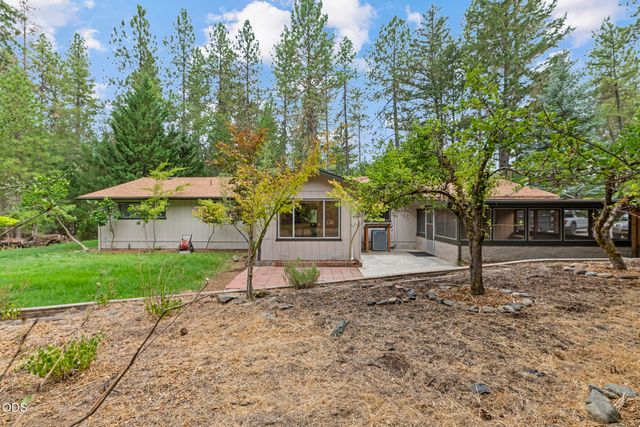 135 Rolling Hills Drive, Grants Pass, OR 97526