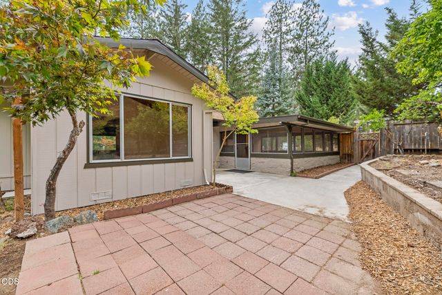 135 Rolling Hills Drive, Grants Pass, OR 97526
