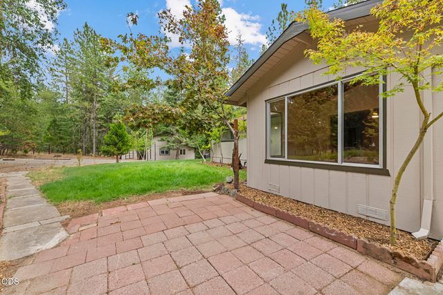 135 Rolling Hills Drive, Grants Pass, OR 97526