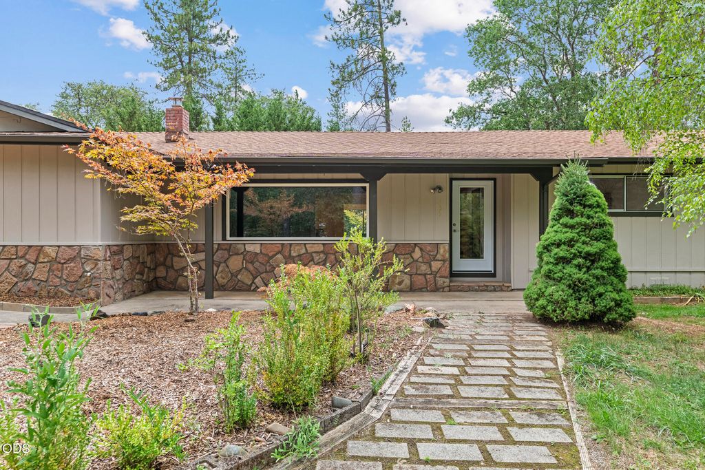 135 Rolling Hills Drive, Grants Pass, OR 97526