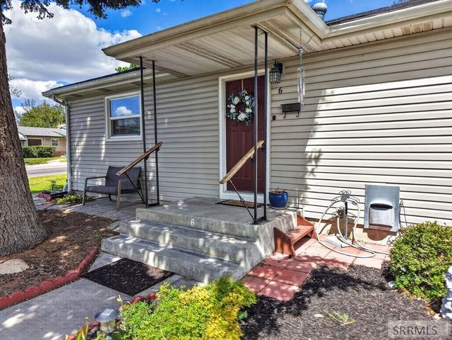 6 Stanford Avenue, Pocatello, ID 83201
