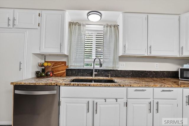 6 Stanford Avenue, Pocatello, ID 83201