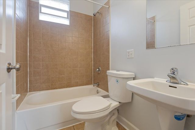 1234 W 49th Place 1R, Chicago, IL 60609