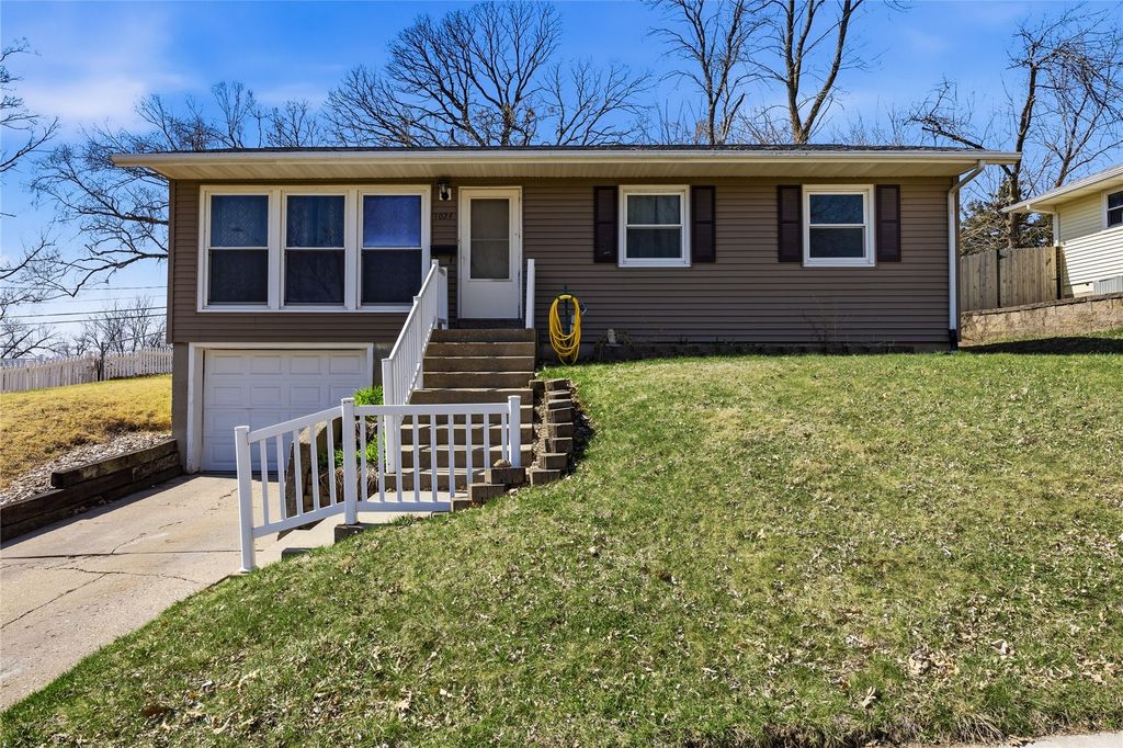 1024 Cheyenne Rd NW, Cedar Rapids, IA 52405