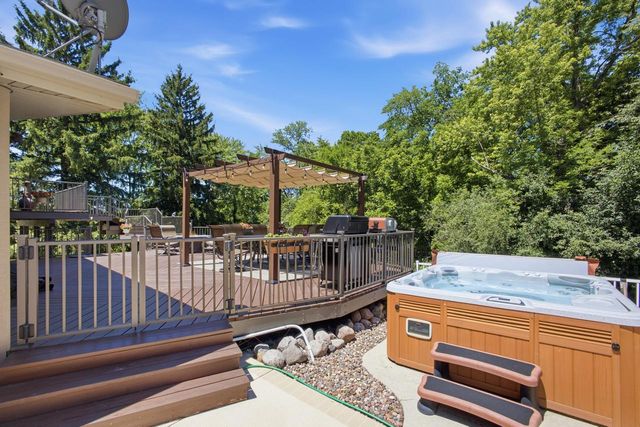 S77W20542 Hillendale DRIVE, Muskego, WI 53150