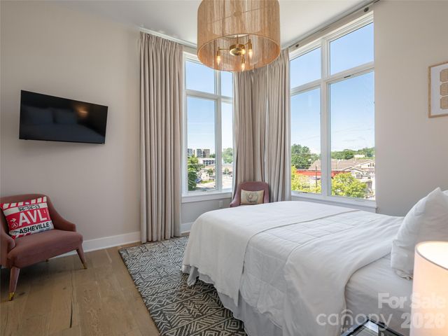 1 Bauhaus Court, Asheville, NC 28801
